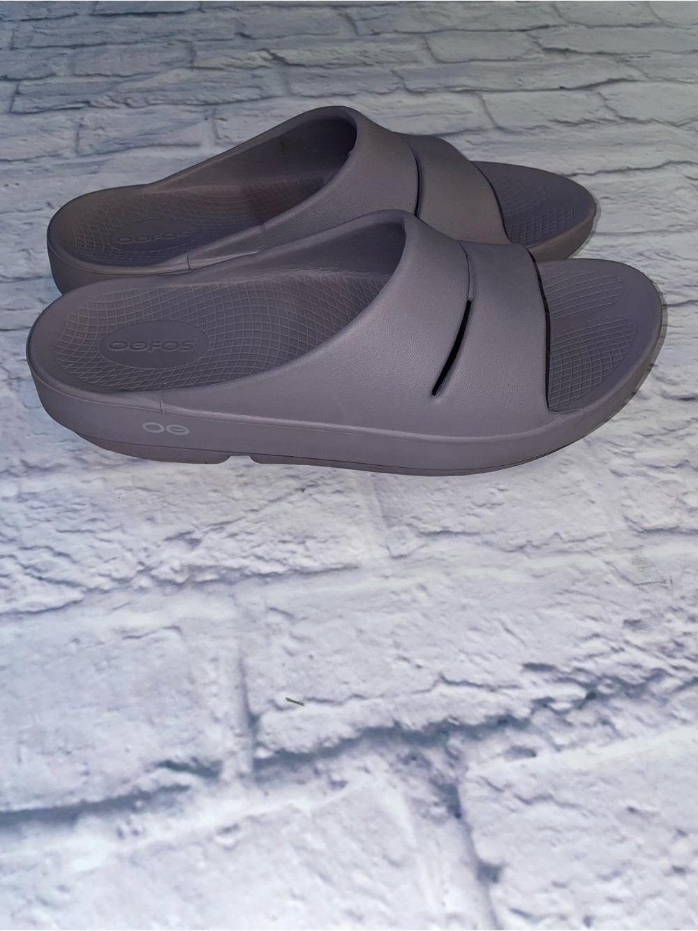OOFOS OOahh Slide Sandals. (SLATE). Size 9